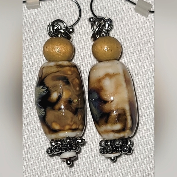 Neutral color two stretch bracelets and earrings. - Picture 8 of 12